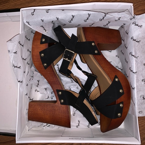 Women’s Heels NEW IN BOX - Picture 2 of 3